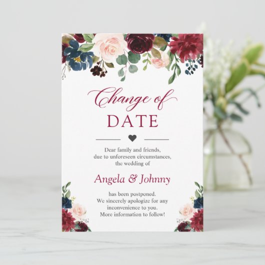 Invitation Changer la date Chic Bourgogne Fleurs Bleu Marine (Debout devant)