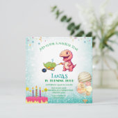 Invitation Chariot de paille de dinosaure drôle Anniversaire (Debout devant)