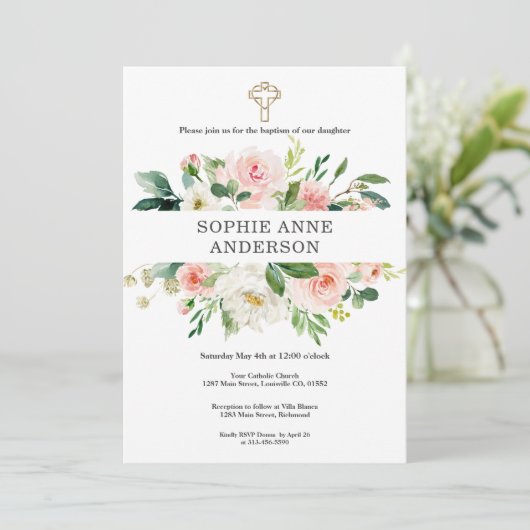Invitation Charm Blush Fleurs blanches Croix d'or Fille Baptê (Debout devant)