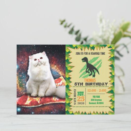 Invitation Chat blanc sur la pizza (Debout devant)