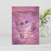 Invitation Chat de princesse gâtée textant au lit (Debout devant)