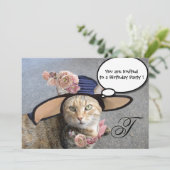 INVITATION CHAT ÉLÉGANT, GRANDE DIVA CASQUETTE ET ROSE ANNIVE (Debout devant)