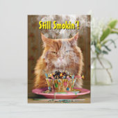 Invitation Chat grumpy drôle avec gâteau d'anniversaire fondu (Debout devant)