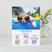 Invitation Chat portant des lunettes de soleil se relaxant su (Debout devant)