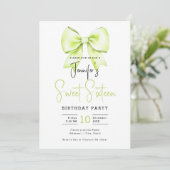 Invitation Chaux Green Bow Coquette Joli Script Sweet 16 (Debout devant)