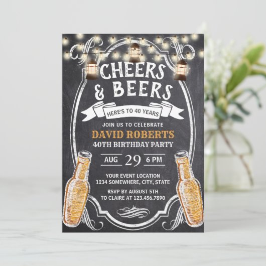 Invitation Cheers & Beers Rustic Chalkboard 40e anniversaire (Debout devant)