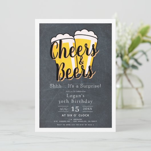 Invitation Cheers & Bières Chalkboard Surprise fête d'anniver (Debout devant)