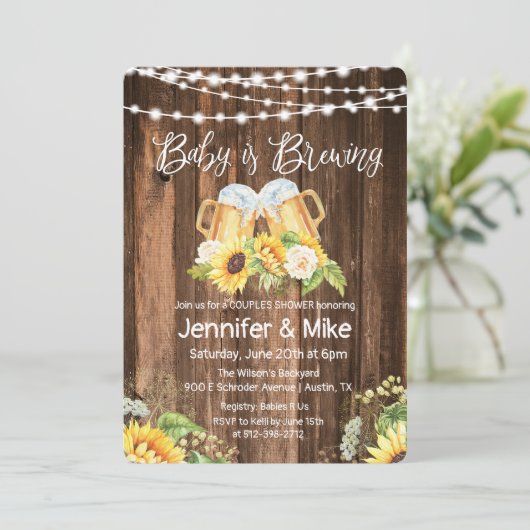 Invitation Cheers et bières Rustic Couples Douche (Debout devant)