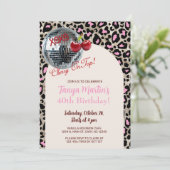 Invitation Cherry On Top pink leopard animal print invite. (Debout devant)