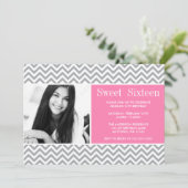 Invitation Chevron rose gris sucré 16 Anniversaire Photo (Debout devant)