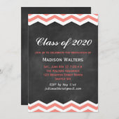 Invitation Chevrons de corail sur Chalkboard Graduation Invit (Devant / Derrière)