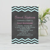 Invitation Chevrons Turquoise sur Chalkboard Sweet 16 Invitat (Debout devant)