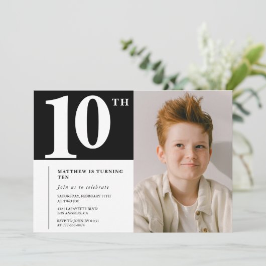 Invitation chic anniversaire 10 ans Noir Blanc Pho (Debout devant)