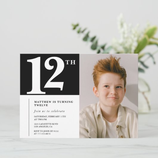 Invitation chic anniversaire 12 ans Noir Blanc Pho (Debout devant)