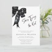 Invitation Chic Black Bow She’s Tying Knot Fête des mariées (Debout devant)