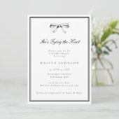 Invitation Chic Black She's Tying the Knot Bow Fête des marié (Debout devant)