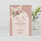 Invitation Chic Boho Arch Dusty Rose Pampas Floral Sweet 16 (Debout devant)