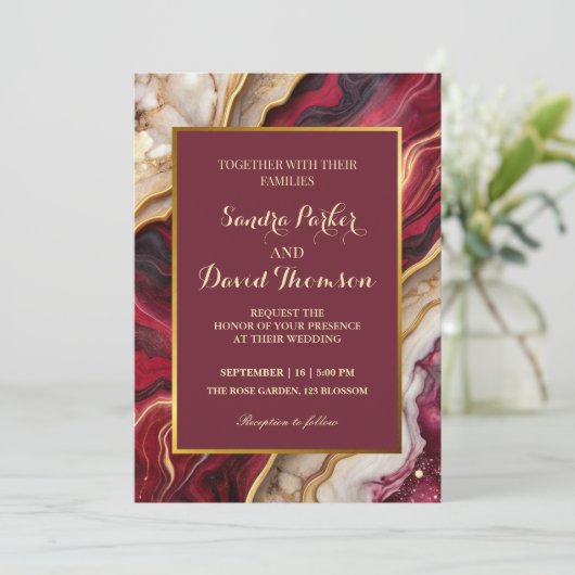 Invitation Chic Burgundy Gold Agate Marbre moderne Mariage (Debout devant)