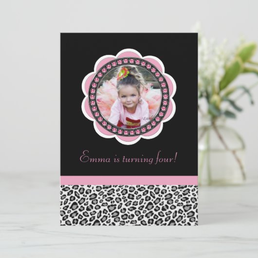 Invitation chic d'anniversaire de léopard (Debout devant)