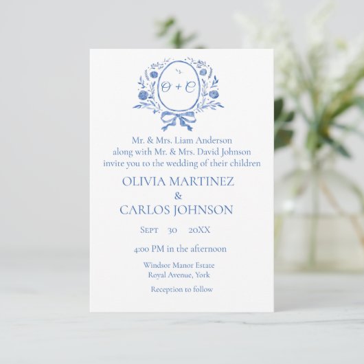 Invitation Chic Dusty Blue Crest Monogramme élégant mariage (Debout devant)
