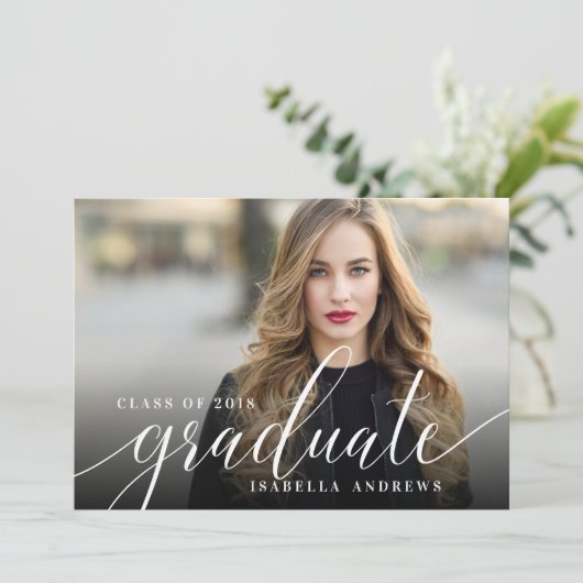 Invitation Chic Girly Hand Lettré Script Photo Graduation (Debout devant)