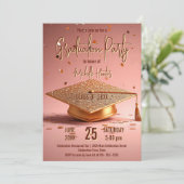 Invitation Chic Gleaming Gold Graduation Cap sur rose (Debout devant)