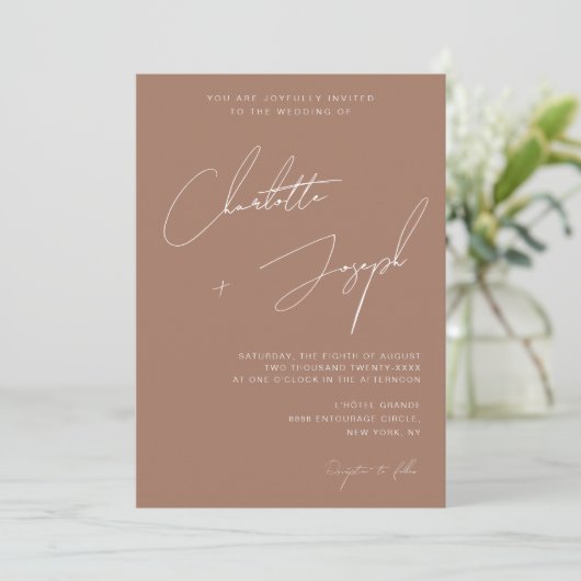 Invitation Chic Mocha Brown Moderne Calligraphie Script Maria (Debout devant)