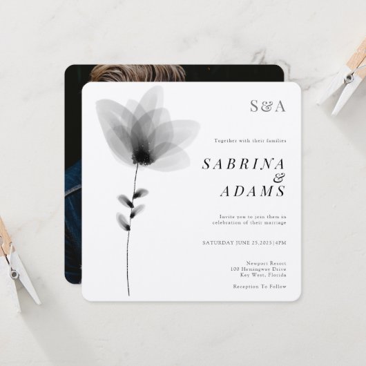 Invitation Chic noir blanc floral photo Mariage monogramme (Devant/Arrière en situation)
