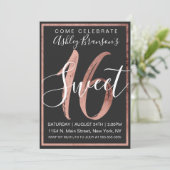 Invitation Chic noir et blanc Faux Rose Gold Foil Sweet 16 (Debout devant)