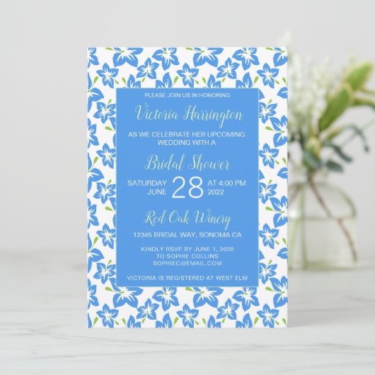 Invitation Chic Peint Bleu Floral Douche nuptiale (Debout devant)