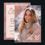 Invitation Chic Rose Rose Parties scintillant or Frontière Ph<br><div class="desc">Cette invitation Sweet 16 de luxe et de glamour est parfaite pour la fille d'anniversaire chic et élégant. Il présente de jolis coins de parties scintillant brillant en or rose imbriqués qui encadrent une image de l'invité d'honneur avec une typographie de brosse personnalisée et, sur le dos, une bordure en...</div>