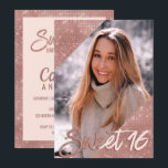 Invitation Chic Rose Rose Parties scintillant or Frontière Ph<br><div class="desc">Cette invitation Sweet 16 de luxe et de glamour est parfaite pour la fille d'anniversaire chic et élégant. Il présente de jolis coins de parties scintillant brillant en or rose imbriqués qui encadrent une image de l'invité d'honneur avec une typographie de brosse personnalisée et, sur le dos, une bordure en...</div>
