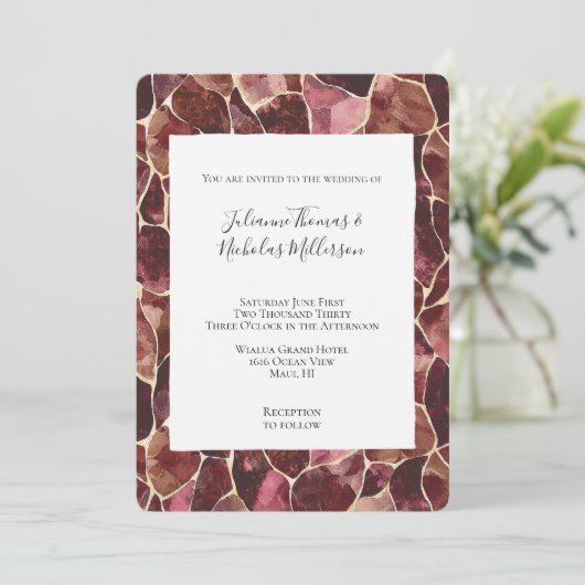 Invitation Chic rouge de Bourgogne Mariage Abstrait (Debout devant)