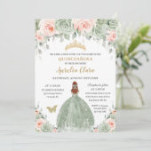 Invitation Chic Sage Vert Blush Floral Rouge Cheveux Quinceañ (Debout devant)