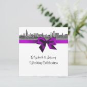 Invitation Chicago Skyline Etched BW SQ Violet Mariage (Debout devant)