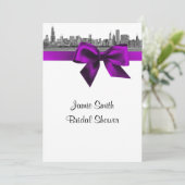 Invitation Chicago Skyline Etched BW Violet Fête des mariées  (Debout devant)
