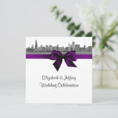 Invitation Chicago Skyline Etted BW SQ Purple Mariage (Debout devant)