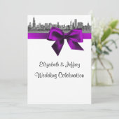 Invitation Chicago Skyline Gravé BW Violet Mariage (Debout devant)