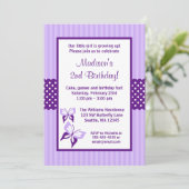 Invitation Chiffres à rayures de papillons violets fête d'ann (Debout devant)