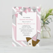 Invitation chiot de fête gris rose péeking anniversaire de la (Debout devant)