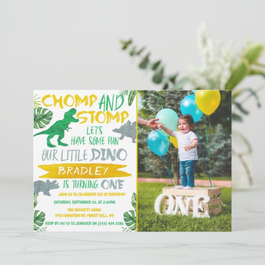 Invitation Chomp & Stomp ! Dinosaur Boys 1er Anniversaire Pho (Debout devant)