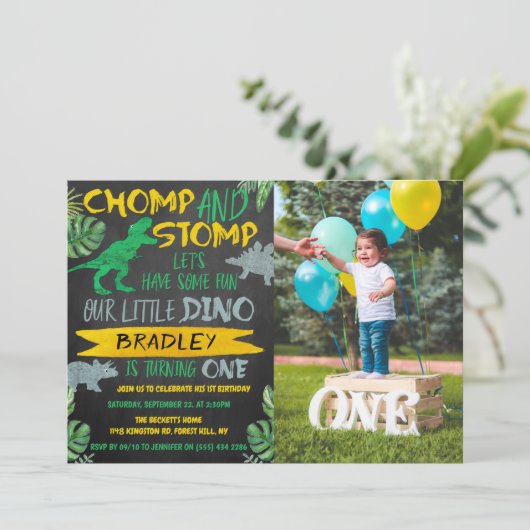 Invitation Chomp & Stomp ! Dinosaur Boys 1er Anniversaire Pho (Debout devant)