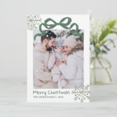 Invitation Christmas Green Bow snowflakes Photo card  (Debout devant)