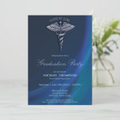 Invitation Chrome Holographique Médicale Caduceus Graduation (Debout devant)