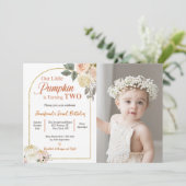 Invitation Chute en amour 2e anniversaire Citrouille des fleu (Debout devant)