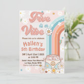 Invitation Cinq a Vibe Super Retro Rainbow 5e anniversaire (Debout devant)