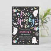 Invitation Cinq Est Un Vibe Spoe Halloween Fantôme Anniversai (Debout devant)