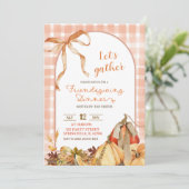 Invitation Citrouille à nœud Friendsgiving à carreaux gingham (Debout devant)