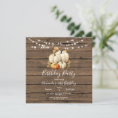 Invitation Citrouille avec guirlande lumineuse en bois pour f (Debout devant)