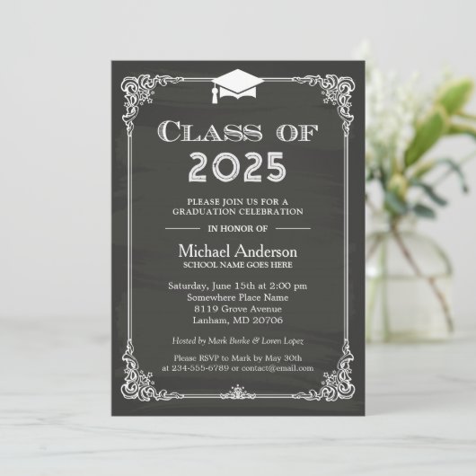 Invitation Classe Chalkboard de 2025 Grad Casquette Grad Grad (Debout devant)